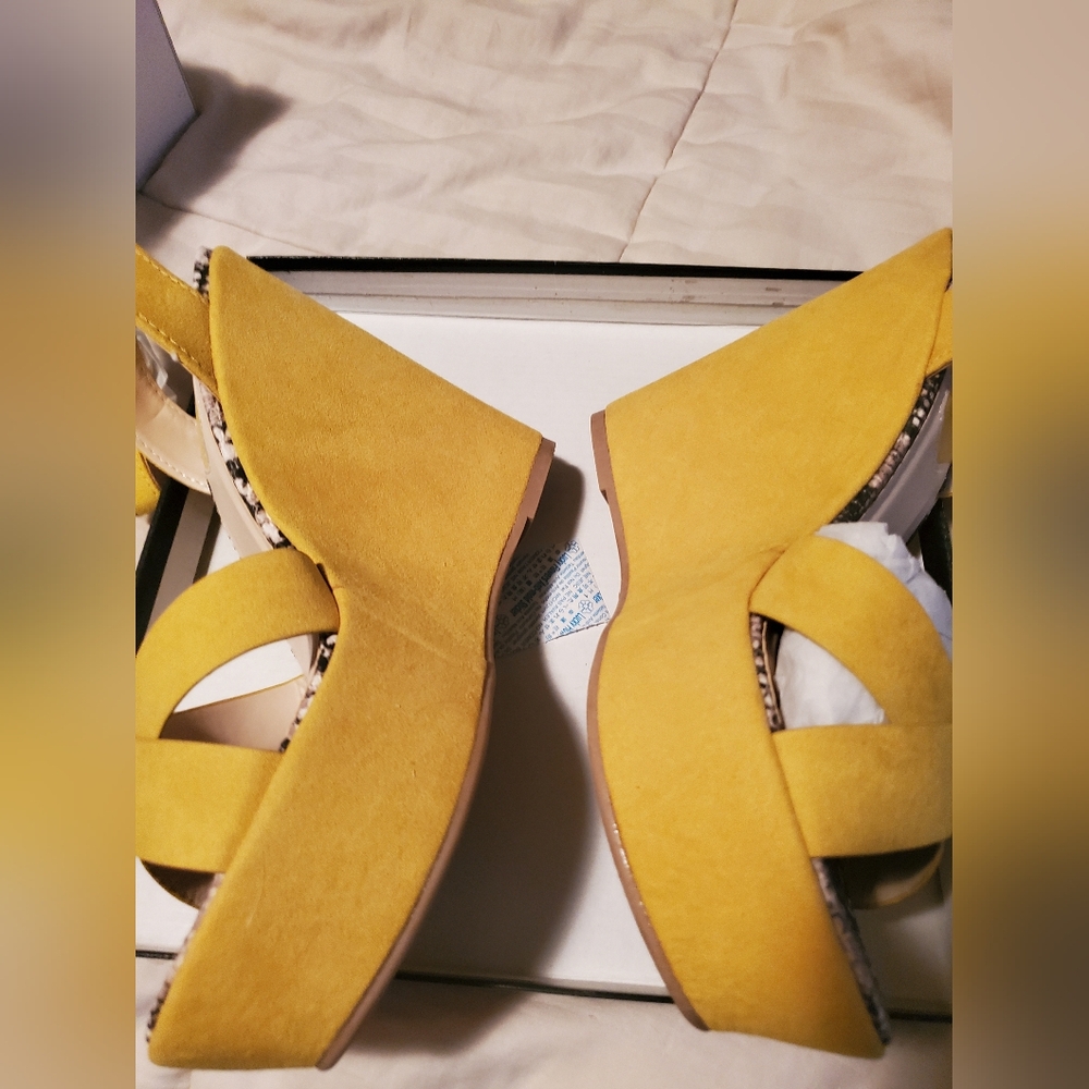 New yellow wedge Sandals size 8 - Picture 6 of 6